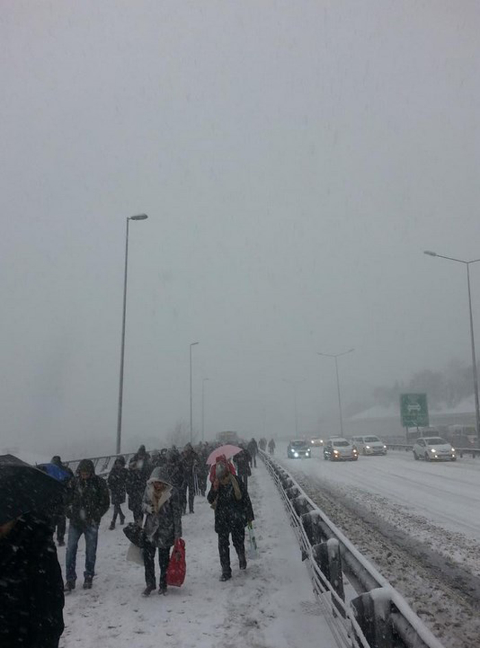İstanbullular Boğaz geçişinde yürümek zorunda kaldı İstanbullular Boğaz geçişinde yürümek zorunda kaldı