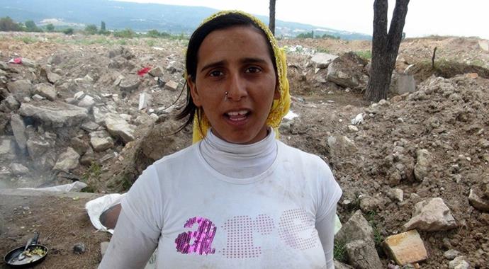 Çöpten yiyecek toplayıp, tek göz barakada yaşıyorlar