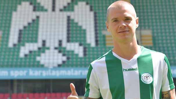 Yıldız futbolcu kaza geçirdi!