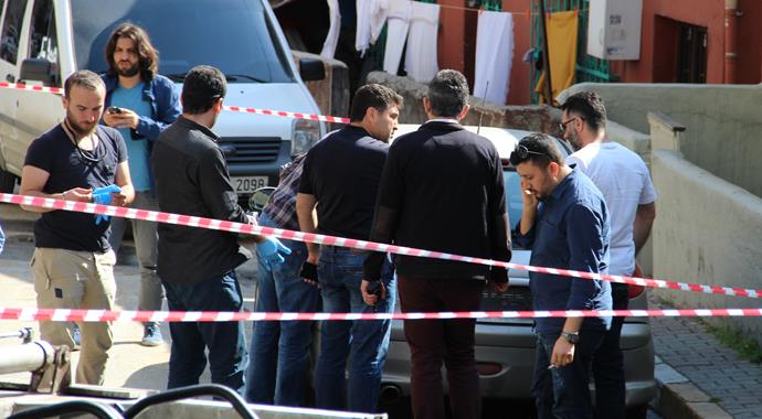 Beyoğlu'nda şüpheli araçtan uzun namlulu silah ve pompalı tüfek çıktı