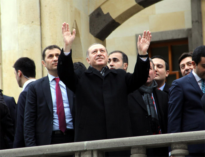 Cumhurbaşkanı Erdoğan camiye yürüyerek gitti Cumhurbaşkanı Erdoğan camiye yürüyerek gitti