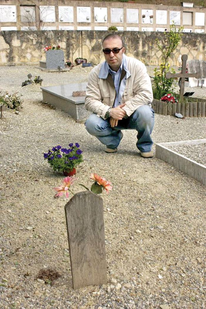 Osmanlı şehzadesinin kemiklerini mezardan çıkarıp çukura attılar Osmanlı şehzadesinin kemiklerini mezardan çıkarıp çukura attılar