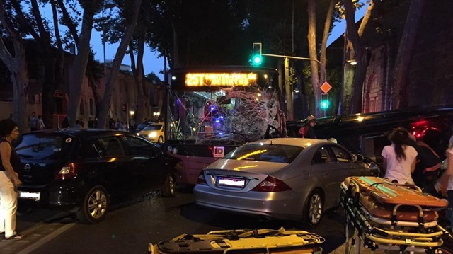 Dolmabahçe'de feci kaza: 2 ölü, 7 yaralı Dolmabahçe'de feci kaza: 2 ölü, 7 yaralı