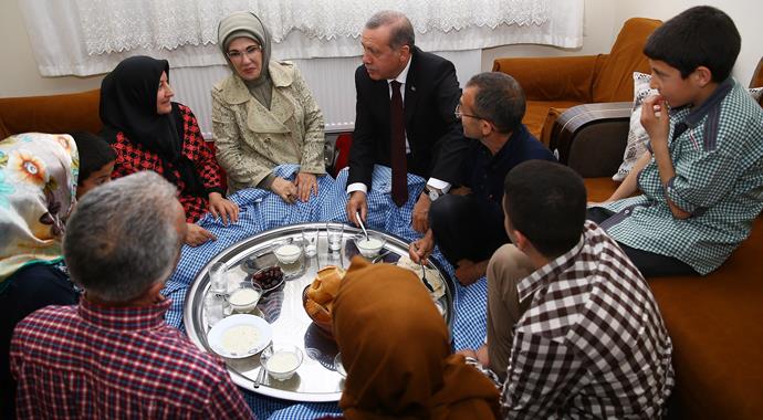 Cumhurbaşkanı Erdoğan iftar sofrasına konuk oldu