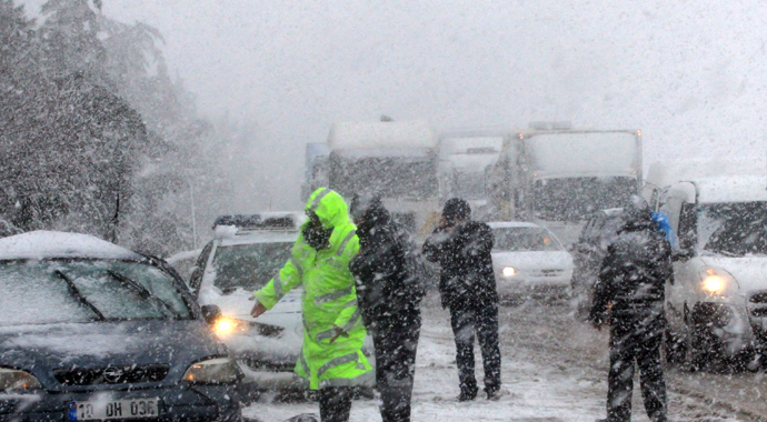 Balıkesir-İzmir karayolu ulaşıma kapandı Balıkesir-İzmir karayolu ulaşıma kapandı