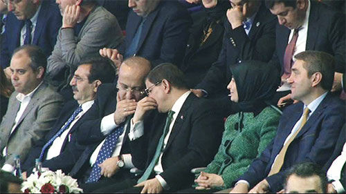 Davutoğlu dengesini kaybetti, koruma son anda yetişti