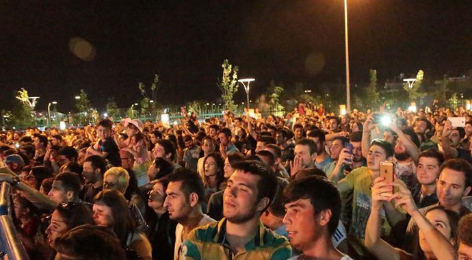 Ziynet Sali yine coşturdu Ziynet Sali yine coşturdu