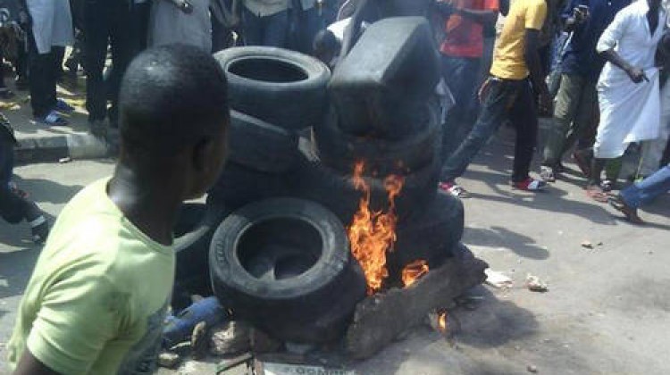 Sokak ortasında diri diri yaktılar...