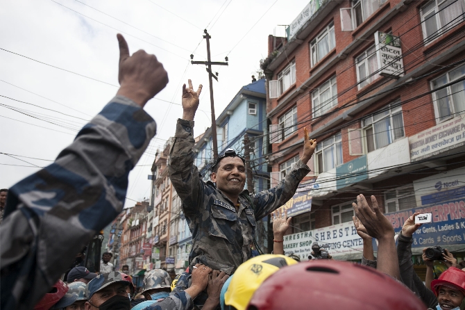 Nepal'deki derpemin ardından bir genç enkazdan 5 gün sonra diri çıktı Nepal'deki derpemin ardından bir genç enkazdan 5 gün sonra diri çıktı
