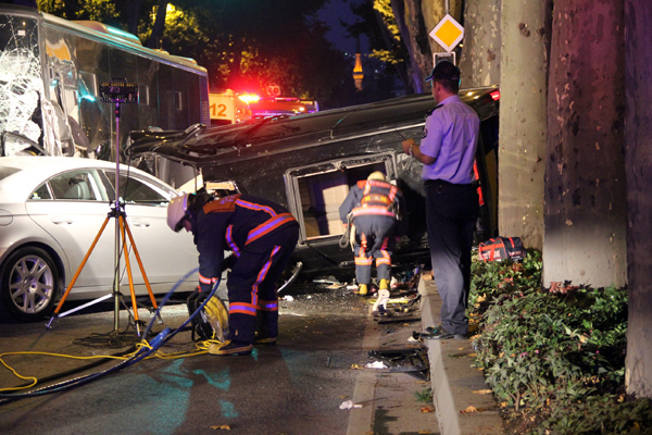 Dolmabahçe'de feci kaza: 2 ölü, 7 yaralı Dolmabahçe'de feci kaza: 2 ölü, 7 yaralı