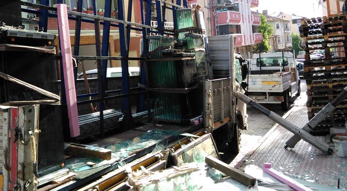 Bir buçuk tonluk camın altında kaldılar