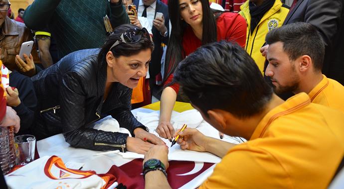 Galatasaray'dan iki isim taraftarlarla buluştu