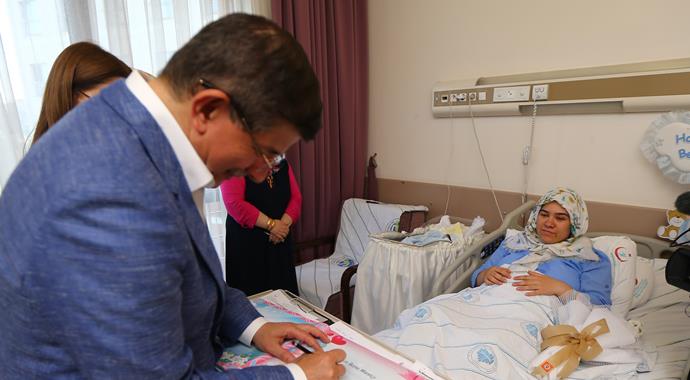 Davutoğlu kulağına ezan okuduğu bebeğe isim verdi