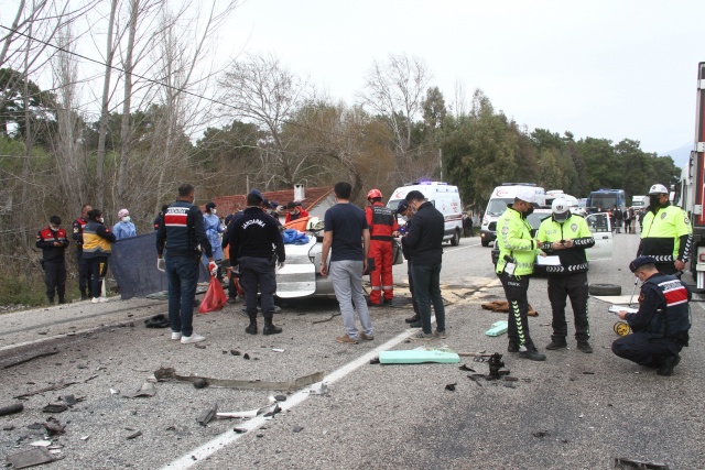 Türkiye Gazetesi Foto Galeri - Fethiye-Antalya yolunda feci kaza: 5 ölü