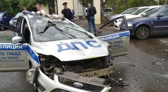 Polis aracı çöp kamyonuna çarpıp takla attı: 1 ölü, 1 yaralı Polis aracı çöp kamyonuna çarpıp takla attı: 1 ölü, 1 yaralı
