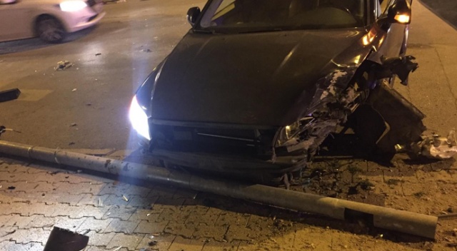 Çarpışan otomobillerden biri aydınlatma direğini devirdi: 2 yaralı Çarpışan otomobillerden biri aydınlatma direğini devirdi: 2 yaralı