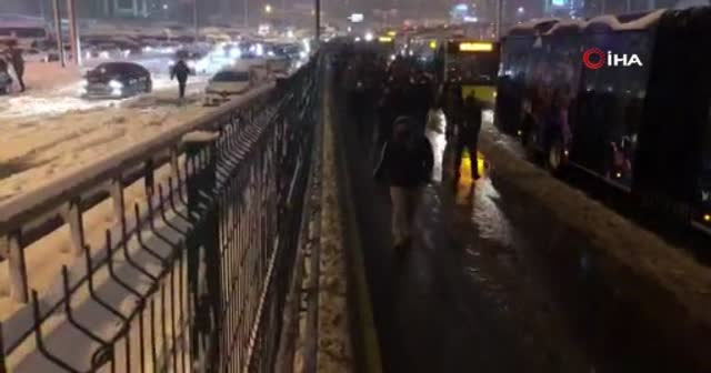 Metrobüs yolda kaldı, vatandaşlar inip yürümek zorunda kaldı
