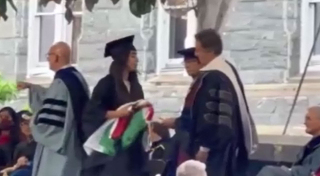 Filistinli genç kız mezuniyet törenine katılan Blinken’ın elini sıkmadı