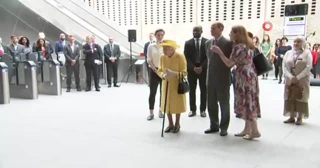 İngiltere Kraliçesi 2. Elizabeth'den Londra'da adının verildiği metroya sürpriz ziyaret