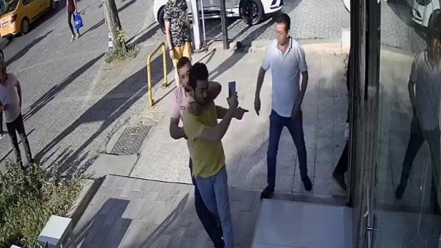 İzmir'de klinik önünde dehşet! 5 kişi birden doktora saldırdı