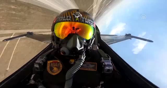 SOLOTÜRK'ten dünyada bir ilk! F-16 sınırlarını 'kobra manevrası' ile aştı