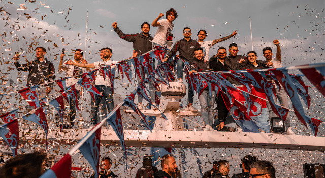 Tekneler, takalar, Bordo-Mavi bayraklar... Şampiyonların Filosu'yla baş döndürücü bir kutlama!