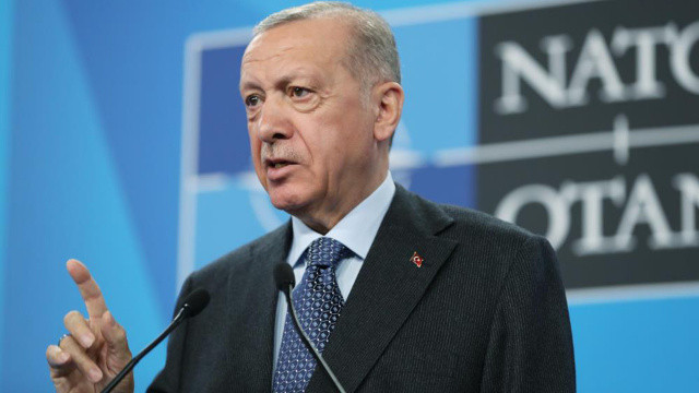 Erdoğan'dan NATO zirvesinde gazeteciye ayar: Biz bunları yutmayız